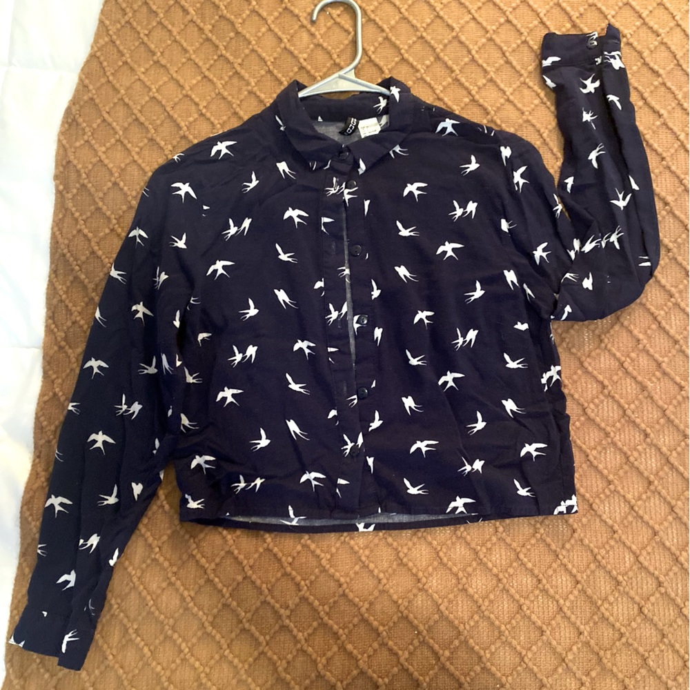 Unique Women’s Cropped Button Up Blouse Navy with Birds Print Size 4 H&M Brand